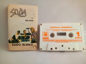 Soda Stereo: Ruido Blanco, Soda Stereo, venta cassette de Soda Stereo, Rock Latino, Pop Rock, venta cassettes de Rock Latino, cassettes de Pop Rock, AvionRojo tienda de vinilos y cassettes, venta online de cassettes, venta cassettes Chile