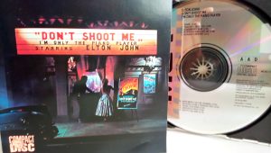 Venta de CD originales Chile - Elton John: Don't Shoot Me I'm Only The Piano Player (CD), Elton John, venta Cd de Elton John, Tiendas de CD en Santiago, Venta CD de pop-rock, Venta cd música originales, Cd baratos